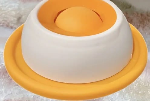 Le bol blanc avec la boule et le socle orange
