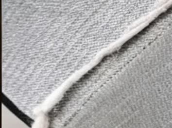 Les poils rassemblés en boule sur le tissu