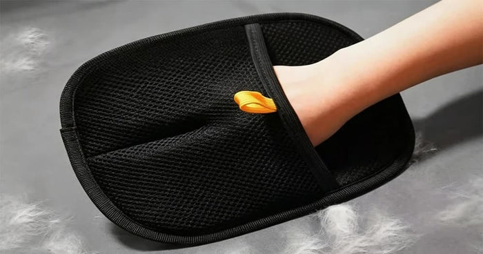 Le gant frotté à plat sur un tissu couvert de poils